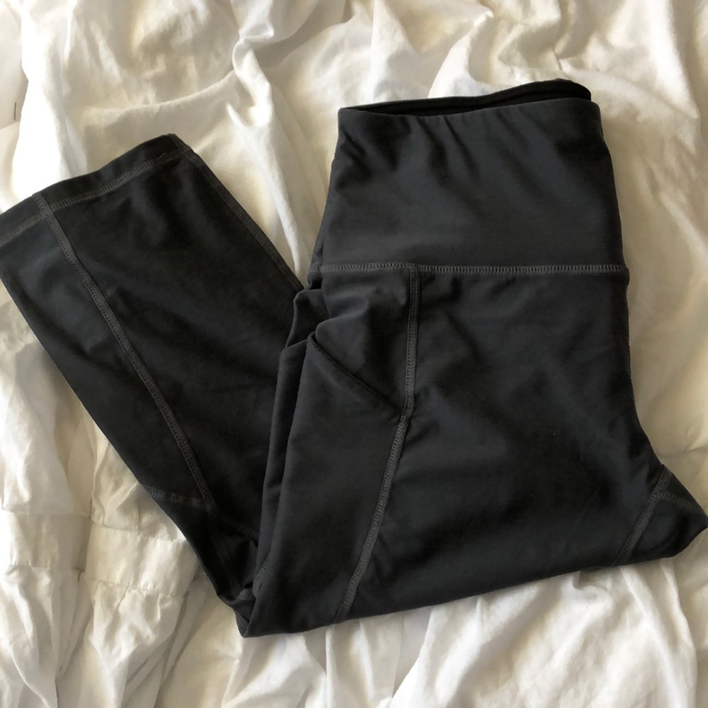 🛍 Grey Capri yoga pants with pockets